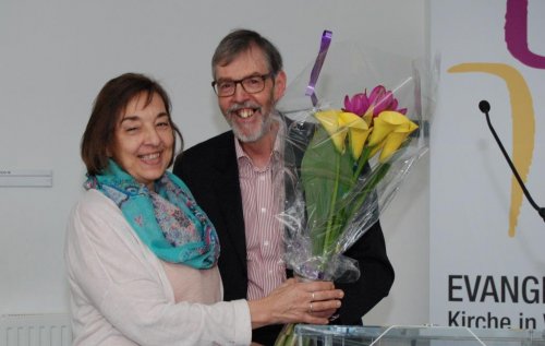 Superintendent Hansjörg Lein überreicht Renate Lehmann, Assistentin der Geschäftsleitung, einen Blumenstrauß. Es ist ihre letzte Superintendentialversammlung als Angestellte der Superintendentur.

