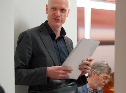 Architekt Ulrich Huhs, ihm hört Superintendent Hansjörg Lein gebannt zu.
