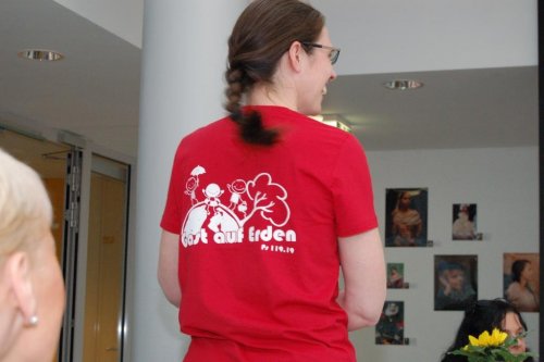 ... ihre neuen T-Shirts mit dem Motto &quot;Gast auf Erden&quot;. 
