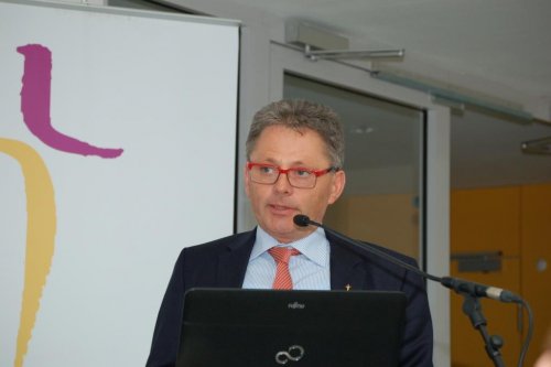 Oberkirchenrat Günter Köber informiert über den neuen Kirchenbeitrag, der ab dem 1.1.2016 eingeführt werden wird.
