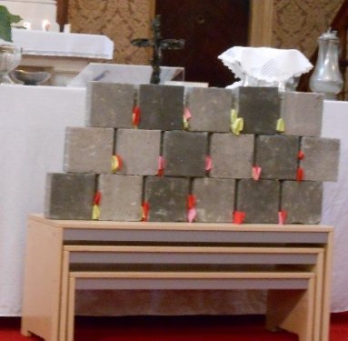 Für ein friedliches Miteinander: Die Klagemauer der Konfirmandinnen und Konfirmanden.