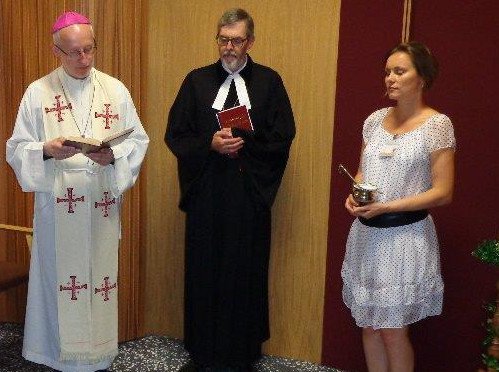 ... durch Superintendent Hansjörg Lein (Mitte) und Weihbischof Franz Scharl eingeweiht. Geriatriereferentin Katharina Schoene war auch dabei.
