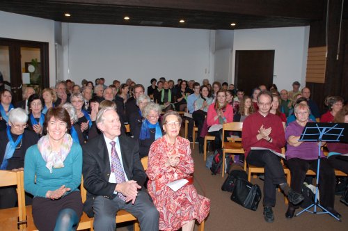 Superintendentialkuratorin Inge Troch (vorne, dritte von links) freute sich über das Engagement der vielen Sängerinnen und Sänger.
