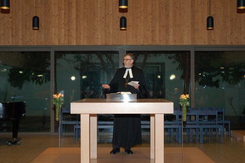 Superintendent Hansjörg Lein begrüßt die Gäste.
