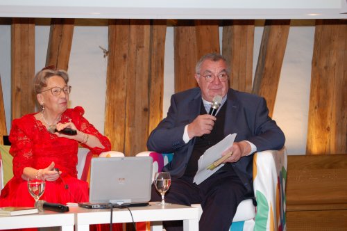 Mathematikprofessor Felix Breitenecker lässt mit Inge Troch ihren Karriereweg Revue passieren.
