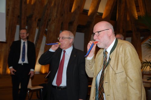 ... Bischof Michael Bünker und MR Karl Schwarz blasen die &quot;Fanfaren&quot; zu dem Ständchen.
