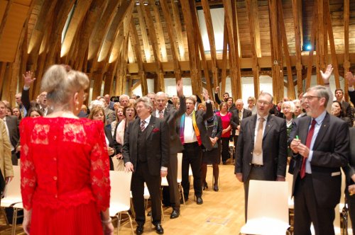 &quot;Sie lebe hoooch&quot;, singen die rund 180 Gäste für Inge Troch...
