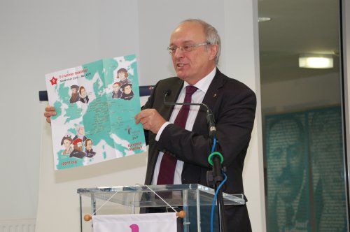 Bischof Michael Bünker spricht über den „Europäischen Stationenweg“.
