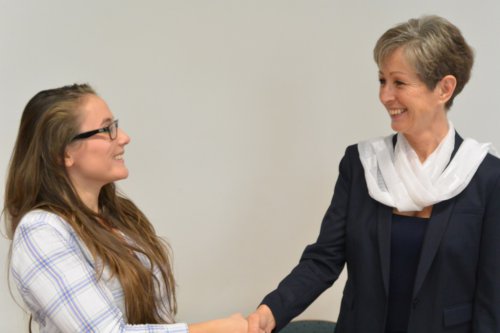 Den 2. Preis erhält Dana-Lis Bittner (links), überreicht von Fachinspektorin Gisela Ebmer.