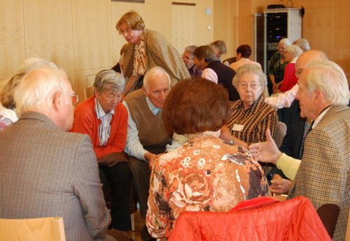 In Kleingruppen diskutieren die 53 Teilnehmerinnen und Teilnehmer...
