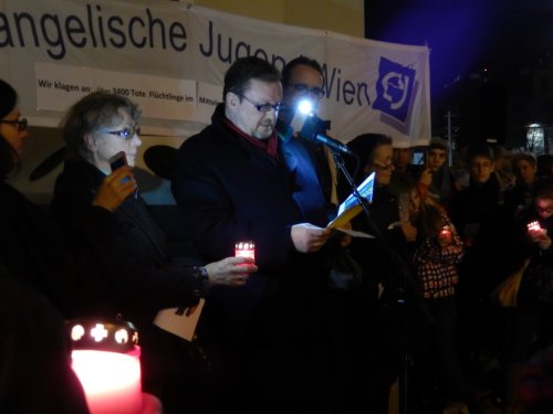 Elias Bierdel, Journalist, Autor und Mitbegründer von „Borderline-Europe“, spricht zu den Versammelten.
