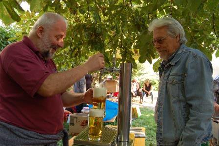 ein kühles Bier, ausgeschenkt von Neusiedler-Geschäftsführer Johannes Slavicky, ...
