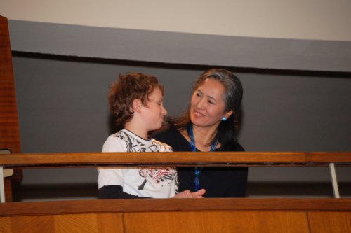Yasuko Yamamoto und Assistent Alexander Kos freuen sich über den langanhaltenden Schlussapplaus und die stehende Ouvertüre. 
