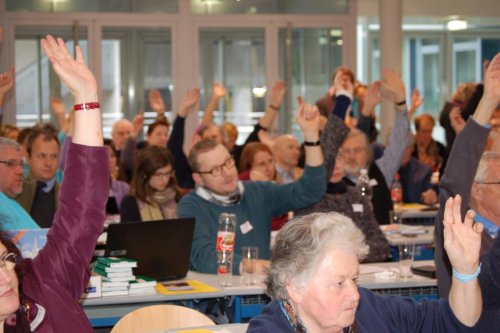... und zwei Nominierungsdurchläufen und genehmigten einstimmig durch Handzeichen das Budget.

