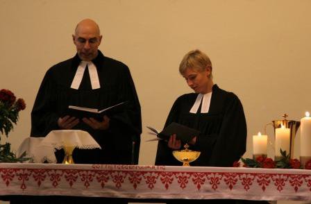 Pfarrer Gerhard Harkam und Pfarrerin Henrike Frey-Anthes, Assistierende bei der Ordination
