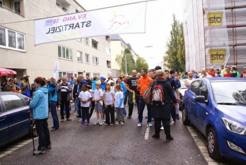 Am Start- und Zielpunkt der 1.050-Meter-langen Strecke sammeln sich die LäuferInnen.
