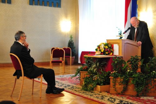 Ministerialrat Karl Schwarz hält seine Laudatio für Superintendent Lein.
