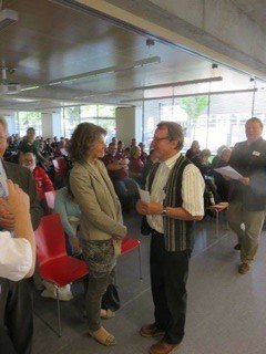 Bischof i.R. Herwig Sturm bedankte sich bei Prof. Birgit Heller, die den Eröffnungsvortrag hielt.