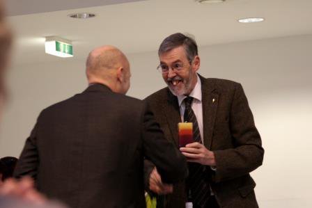Überraschung:Zum zehnjährigen Amtsjubiläum überreicht Pfarrer Matthias Geist an Superintendent Hansjörg Lein eine Kerze
