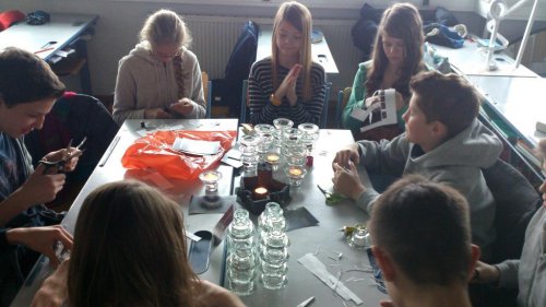 Die &quot;Lichtquellen&quot; werden beklebt.
