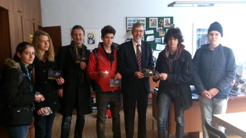 Die Religionsgruppe, 5. Jahrgang des BRG 18, mit Prof. Walter Pobaschnig (3. von links) übergibt die Burg an Superintendent Hansjörg Lein (3. von rechts).
