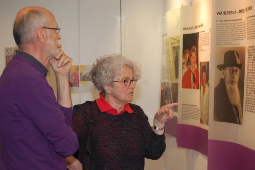 ...für die Ausstellung „Die Hälfte des Himmels“ ins Albert Schweitzer Haus.
