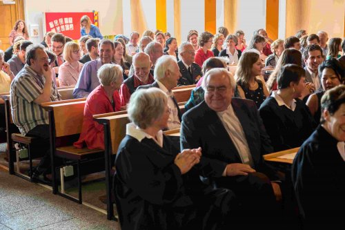 Die Festgemeinde zeigte, dass sie bis drei zählen konnte.
