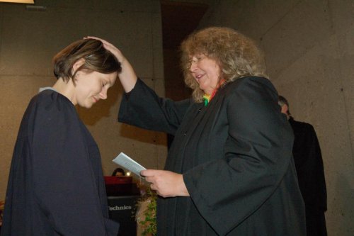 Gabriele Menzl segnet Katharina Schoene
