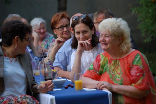 Gute Stimmung im Garten der Superintendentur.
