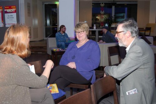 Angeregt von Ausstellung und Film kamen Superintendent Hansjörg Lein (rechts) und Hochschulpfarrerin Gerda Pfandl (Mitte) leicht mit den BesucherInnen ins Gespräch.