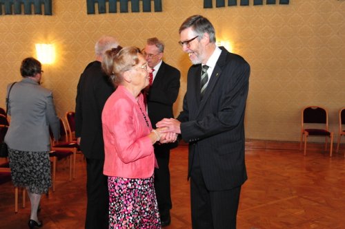 Superintendentialkuratorin Inge Troch gratuliert wie auch...
