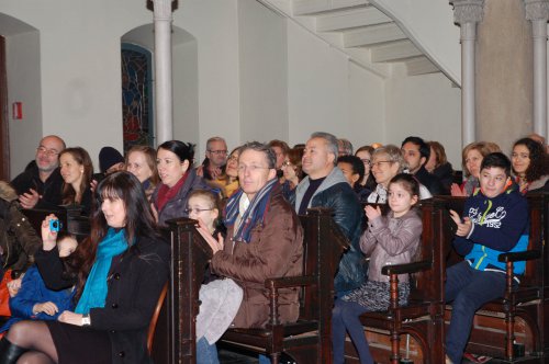 Die Kirche war voll besetzt - viele Familien kamen zum Benefizkonzert.
