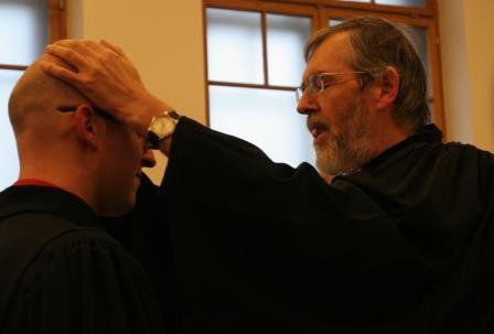 Superintendent Hansjörg Lein segnet Pfarrer Bernhard Petri-Hasenöhrl
