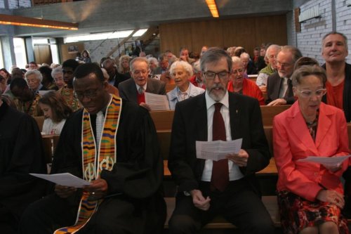 Pfarrer Seth Adzokatse leitet die Gemeinde. (Hier im Archiv-Bild mit Superintendent Hansjörg Lein und Superintendential-kuratorin Inge Troch.)