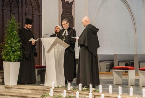 Zelebranten (von links) Erzdiakon Atanasius, Imam Ramazan Demir, Superintendent Hansjörg Lein und Pater Matthias.