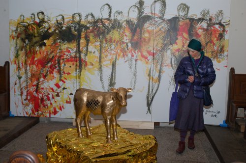 Eine Besucherin bestaunt das Goldene Kalb.