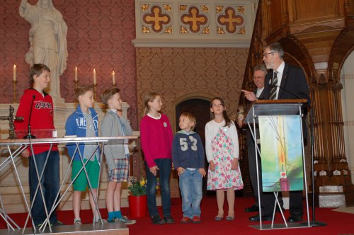 Superintendent Hansjörg Lein (ganz rechts) und sein Vorgänger Werner Horn ehren die fleißigen SammlerInnen.