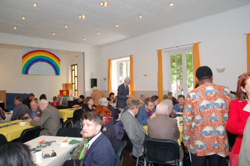 Vollbesetzer Saal: Wer draußen im Garten keinen Platz mehr fand, setzte sich in den Gemeindesaal für Speis&#039; und Trank&#039;. 