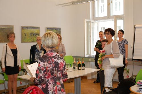 Die Direktorin des Stadtschulrats, Dr. Eva Schantl-Wurz, würdigt das Engagement von Lars Amann.