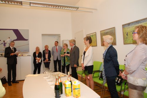 Hansjörg Lein (ganz links) hält seine Laudatio.