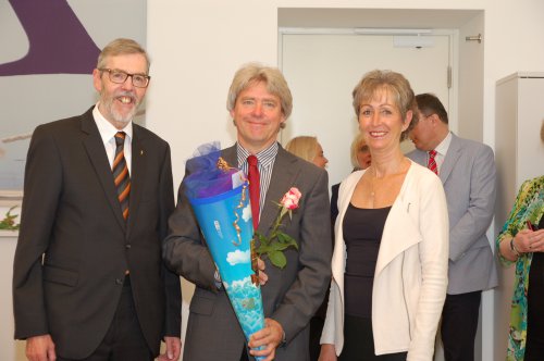 Gratulieren dem Jubilaren Lars Amann: Superintendent Hansjörg Lein (links) und Fachinspektorin Gisela Ebmer.