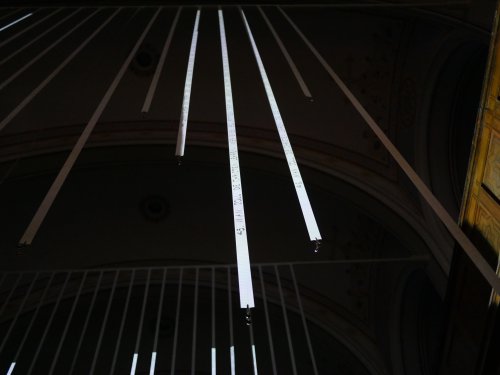 Betritt man die Kirche bei Dunkelheit, werden die Bänder durch eine Videoprojektion bespielt und die Schrift wird deutlich sichtbar.
