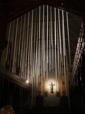 Betritt man die Kirche bei Dunkelheit, werden die Bänder durch eine Videoprojektion bespielt und die Schrift wird deutlich sichtbar.