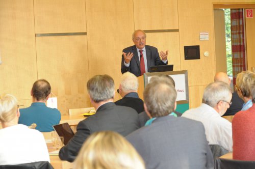 Bischof Michael Bünker spricht sein Grußwort.
