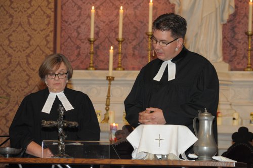 Elke Kunert und Szilard Wagner führten durch den Gottesdienstablauf