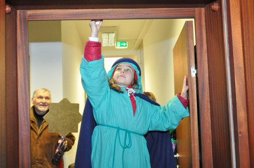 Sophia schreibt die Segensbitte „20-C+M+B-18“ über die Bürotür des Superintendenten
