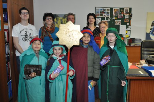 Gruppenfoto mit den Sternsingern