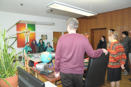 Die vier Sternsinger wünschten den versammelten Angestellten sowie Superintendentialkuratorin Inge Troch alles Gute fürs neue Jahr