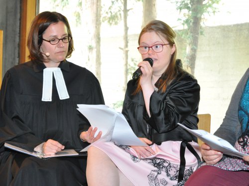 Ruth Oberhuber liest ihre Text vor, neben ihr sitzt Pfarrerin Maria Katharina Moser