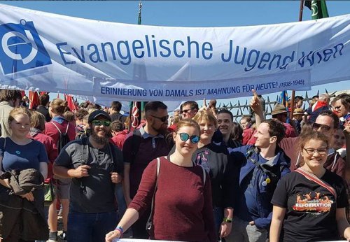 Höhepunkt ist der gemeinsame Auszug - ähnlich der ersten Befreiungsfeiern der KZ-Überlebenden - aller Teilnehmerinnen und Teilnehmer am Ende des Festakts.